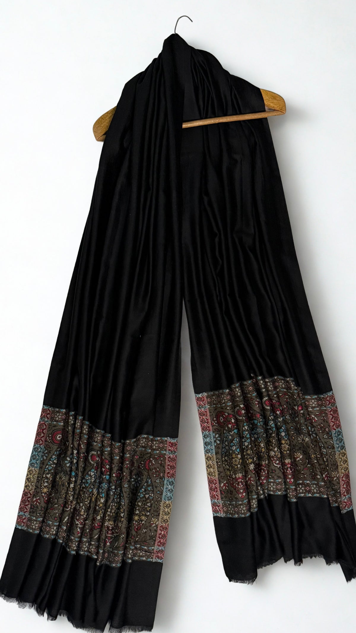 Reverse of the band showing the loose threads of the single-face ek rukh weave