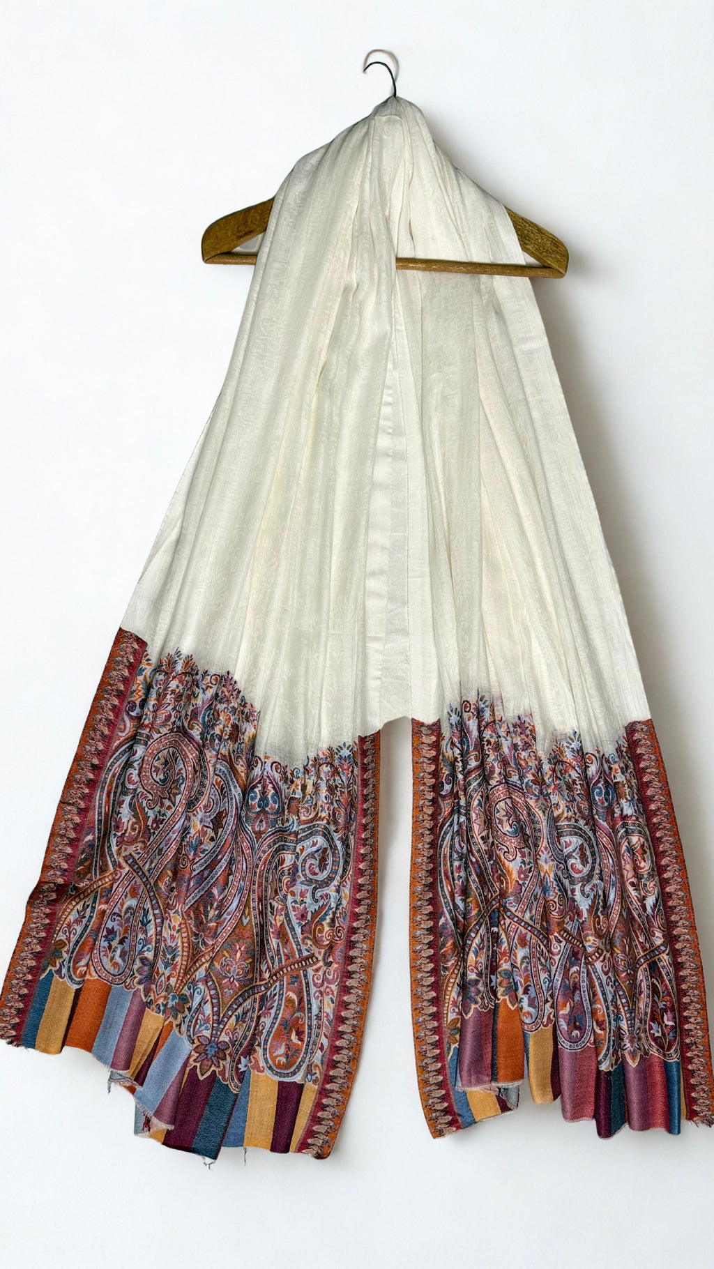Self-patterned white pashmina ground of the ek rukh Palladar shawl
