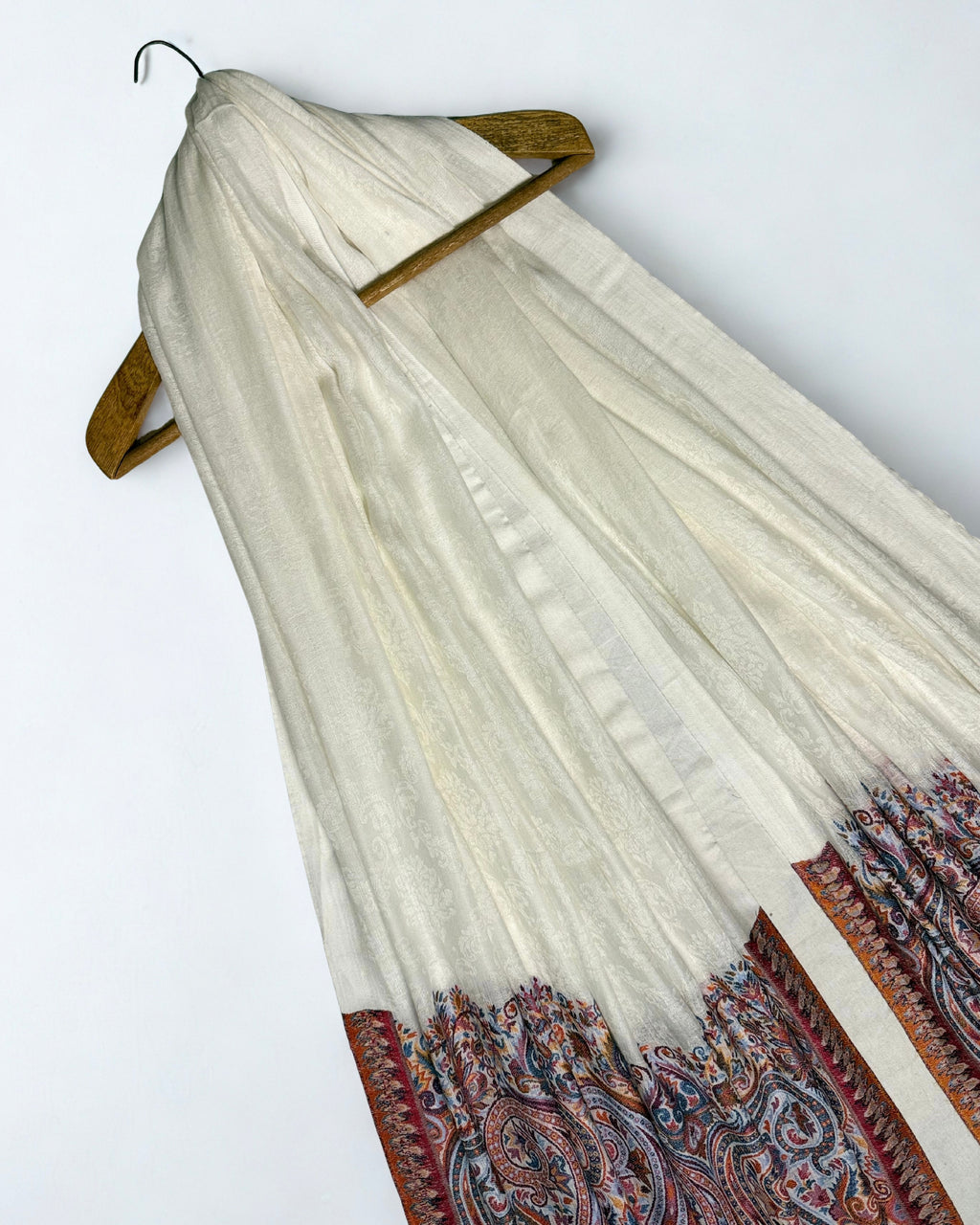 Reverse side of the end panel showing the loose ends and floats of the single-face ek rukh weave