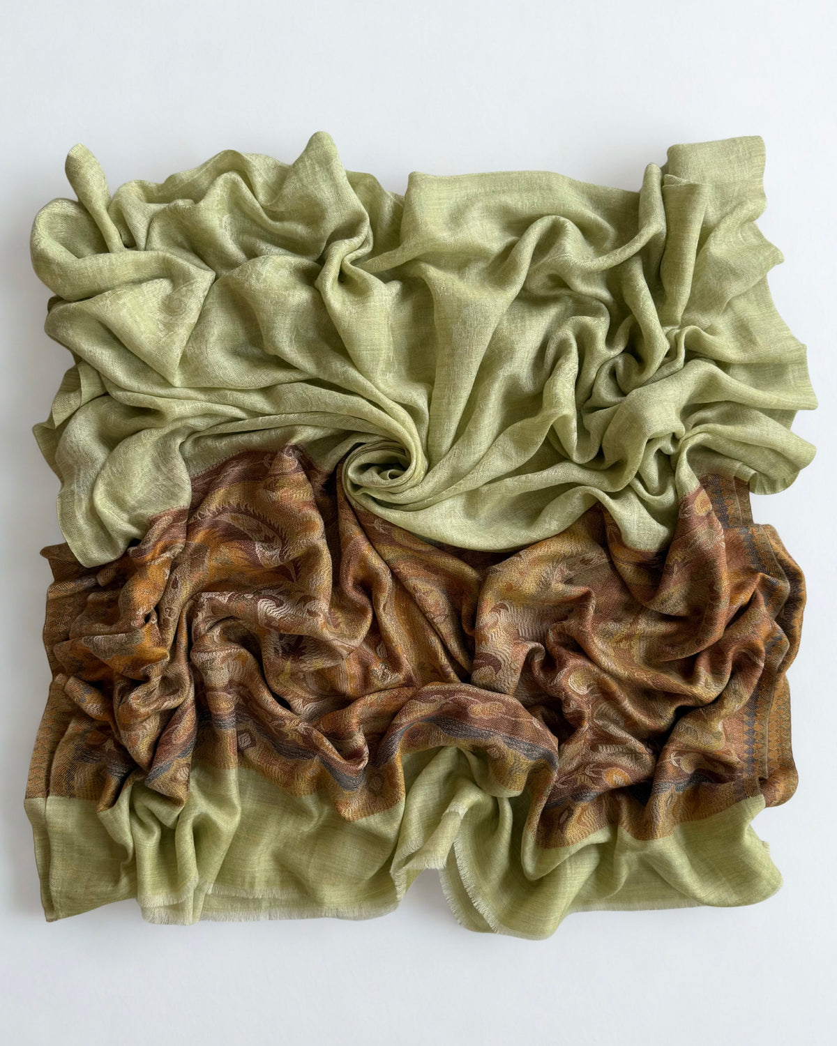 Detail of the plain pistachio edge and fine fringe below the border