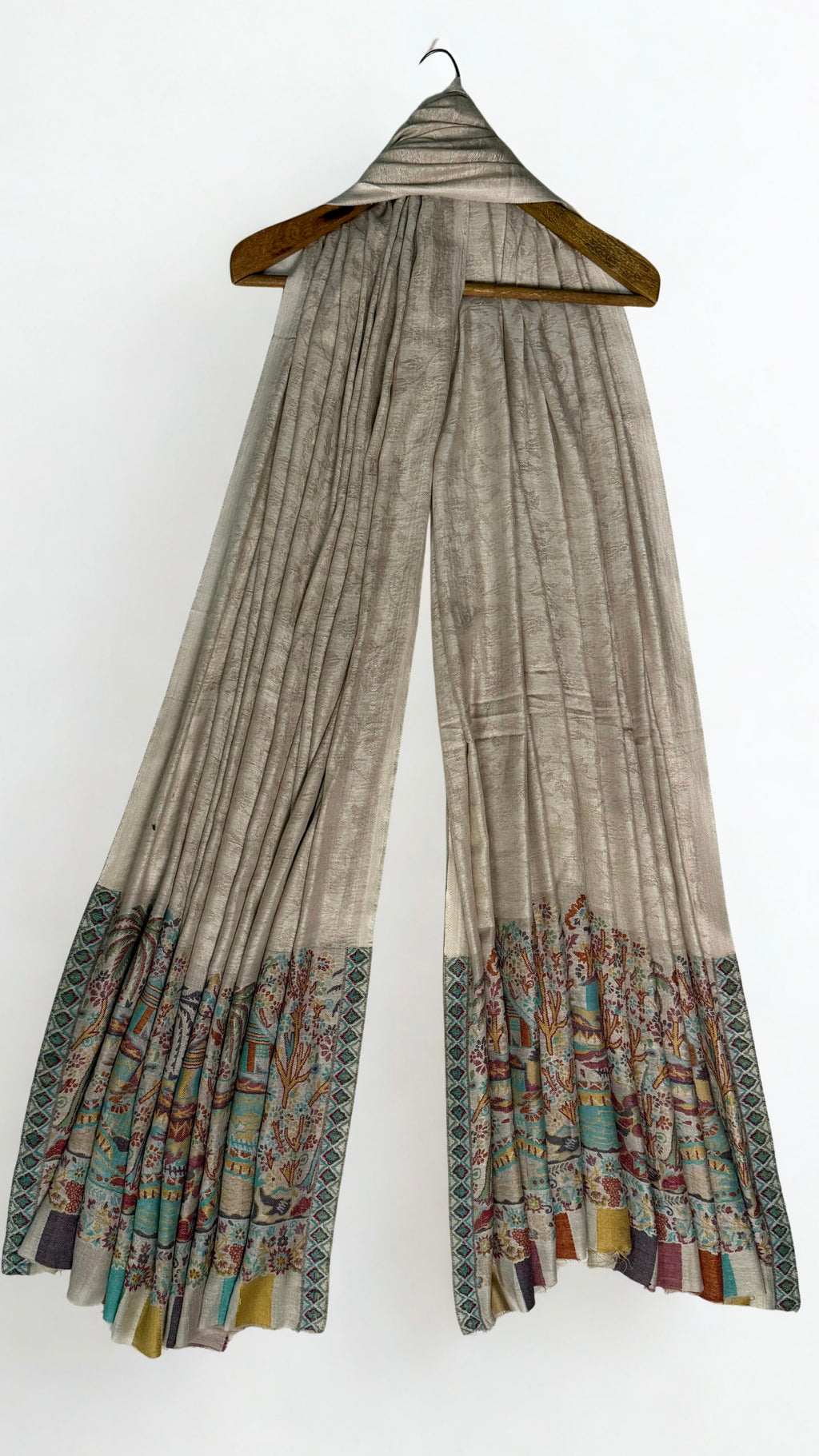 Close view of both end panels with the coloured stripe row closing the edge